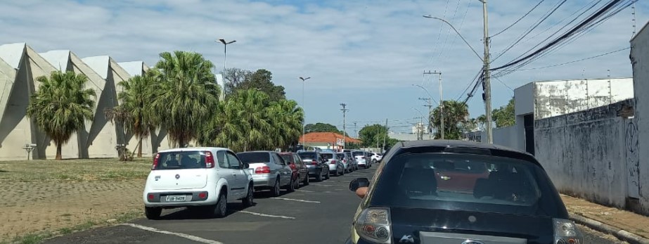 Foto 3 de 5 — Vacinação é marcada por fila e longa espera nesta segunda-feira